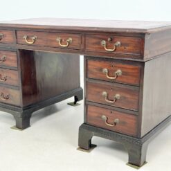 Raudonmedžio rašomasis stalas su odiniu stalviršiumi 75x137x77 cm