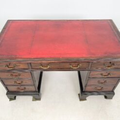 Raudonmedžio rašomasis stalas su odiniu stalviršiumi 75x137x77 cm