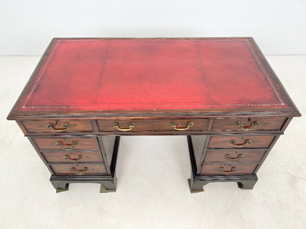 HK1151-stalai-5 Raudonmedžio rašomasis stalas su odiniu stalviršiumi 75x137x77 cm