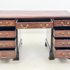 Raudonmedžio rašomasis stalas su odiniu stalviršiumi 75x137x77 cm