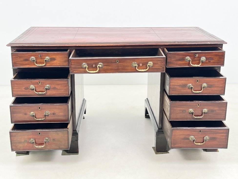 HK1151-stalai-6 Raudonmedžio rašomasis stalas su odiniu stalviršiumi 75x137x77 cm