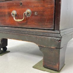 Raudonmedžio rašomasis stalas su odiniu stalviršiumi 75x137x77 cm