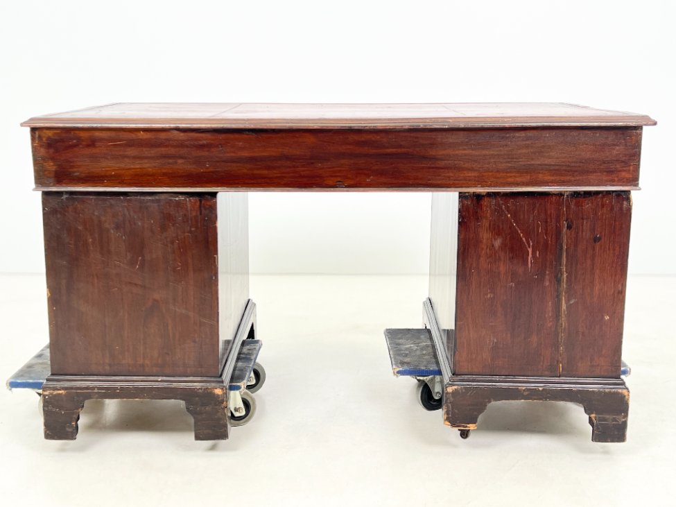 HK1151-stalai-8 Raudonmedžio rašomasis stalas su odiniu stalviršiumi 75x137x77 cm