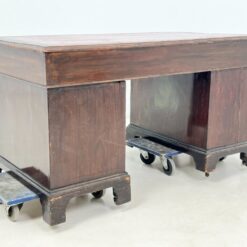 Raudonmedžio rašomasis stalas su odiniu stalviršiumi 75x137x77 cm