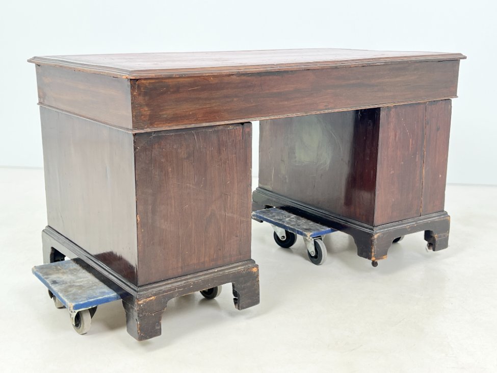 HK1151-stalai-9 Raudonmedžio rašomasis stalas su odiniu stalviršiumi 75x137x77 cm