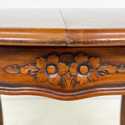 Riešutmedžio išskleidžiamas valgomojo stalas 110×110(+37)x80,5 cm