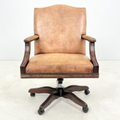 Senovinis, odinis darbo krėslas raudonmedžio rėme 75x71x103 cm, 50-52cm