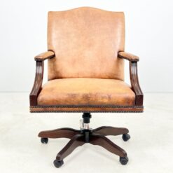 Senovinis, odinis darbo krėslas raudonmedžio rėme 75x71x103 cm, 50-52cm