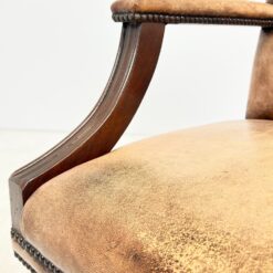 Senovinis, odinis darbo krėslas raudonmedžio rėme 75x71x103 cm, 50-52cm