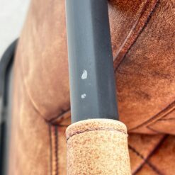 Industrinio stiliaus fotelis metaliniu rėmu ir oda 77x58x83 cm, 46 cm