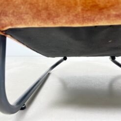 Industrinio stiliaus fotelis metaliniu rėmu ir oda 77x58x83 cm, 46 cm