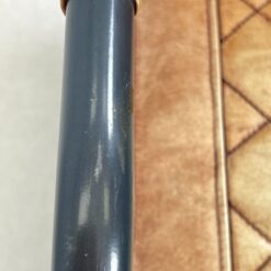 Industrinio stiliaus fotelis metaliniu rėmu ir oda 77x58x83 cm, 46 cm