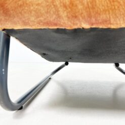 Industrinio stiliaus fotelis metaliniu rėmu ir oda 77x58x83 cm, 46 cm