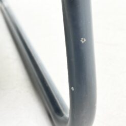 Industrinio stiliaus fotelis metaliniu rėmu ir oda 77x58x83 cm, 46 cm