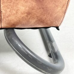 Industrinio stiliaus fotelis metaliniu rėmu ir oda 77x58x83 cm, 46 cm