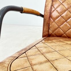 Industrinio stiliaus fotelis metaliniu rėmu ir oda 77x58x83 cm, 46 cm