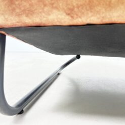 Industrinio stiliaus fotelis metaliniu rėmu ir oda 77x58x83 cm, 46 cm