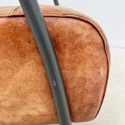 Industrinio stiliaus fotelis metaliniu rėmu ir oda 77x58x83 cm, 46 cm