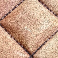 Industrinio stiliaus fotelis metaliniu rėmu ir oda 77x58x83 cm, 46 cm