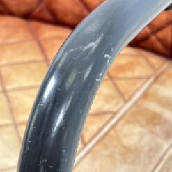 Industrinio stiliaus fotelis metaliniu rėmu ir oda 77x58x83 cm, 46 cm