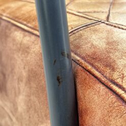 Industrinio stiliaus fotelis metaliniu rėmu ir oda 77x58x83 cm, 46 cm