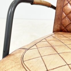 Industrinio stiliaus fotelis metaliniu rėmu ir oda 77x58x83 cm, 46 cm