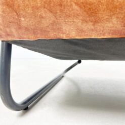 Industrinio stiliaus fotelis metaliniu rėmu ir oda 77x58x83 cm, 46 cm