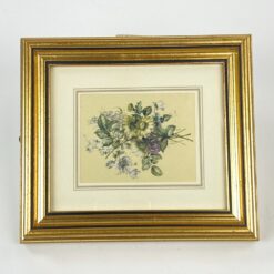 Siuvinėtas gėlių natiurmortas aukso spalvos rėme 2x15x17 cm