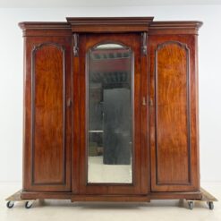 Trijų durų raudonmedžio rūbų spinta su veidrodžiu 73x219x202 cm