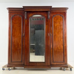 Trijų durų raudonmedžio rūbų spinta su veidrodžiu 73x219x202 cm