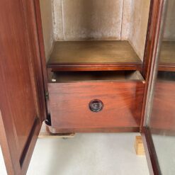 Trijų durų raudonmedžio rūbų spinta su veidrodžiu 73x219x202 cm