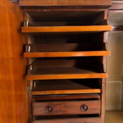 Trijų durų raudonmedžio rūbų spinta su veidrodžiu 73x219x202 cm