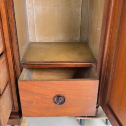 Trijų durų raudonmedžio rūbų spinta su veidrodžiu 73x219x202 cm