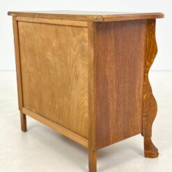 Trijų stalčių ąžuolinė komoda su liūto kojomis 37,5×74,5×66 cm