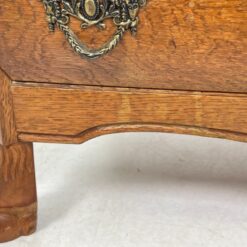 Trijų stalčių ąžuolinė komoda su liūto kojomis 37,5×74,5×66 cm