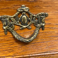 Trijų stalčių ąžuolinė komoda su liūto kojomis 37,5×74,5×66 cm