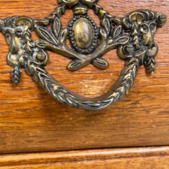 Trijų stalčių ąžuolinė komoda su liūto kojomis 37,5×74,5×66 cm