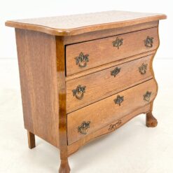 Trijų stalčių ąžuolinė komoda su liūto kojomis 37,5×74,5×66 cm