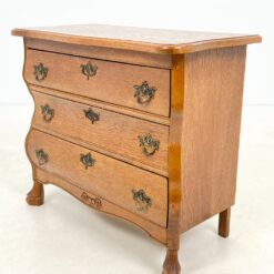 Trijų stalčių ąžuolinė komoda su liūto kojomis 37,5×74,5×66 cm