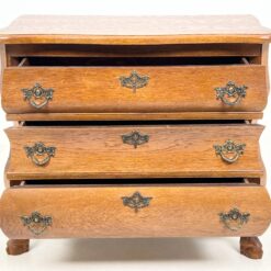 Trijų stalčių ąžuolinė komoda su liūto kojomis 37,5×74,5×66 cm