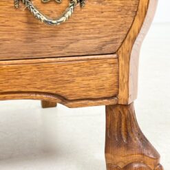 Trijų stalčių ąžuolinė komoda su liūto kojomis 37,5×74,5×66 cm