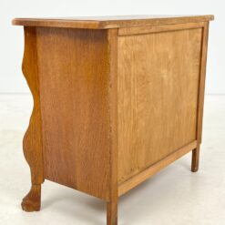 Trijų stalčių ąžuolinė komoda su liūto kojomis 37,5×74,5×66 cm