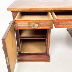 Raudonmedžio dvipusis rašomasis stalas 115x160x80 cm