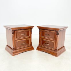 Itališkos "Camelgproup" riešutmedžio lukšto spintelės 2 vnt. kompl. 44x55x58 cm