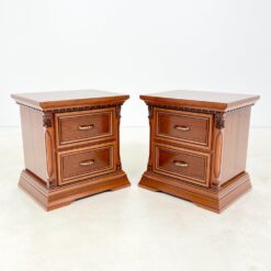 Itališkos “Camelgproup” riešutmedžio lukšto spintelės 2 vnt. kompl. 44x55x58 cm