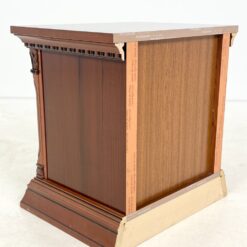 Itališkos “Camelgproup” riešutmedžio lukšto spintelės 2 vnt. kompl. 44x55x58 cm