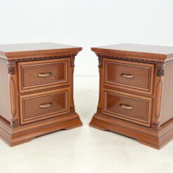 Itališkos “Camelgproup” riešutmedžio lukšto spintelės 2 vnt. kompl. 44x55x58 cm