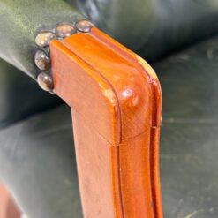 Chesterfield stiliaus riešutmedžio krėslas su oda 55x55x83 cm, 47 cm