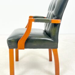 Chesterfield stiliaus riešutmedžio krėslas su oda 55x55x83 cm, 47 cm