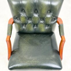 Chesterfield stiliaus riešutmedžio krėslas su oda 55x55x83 cm, 47 cm